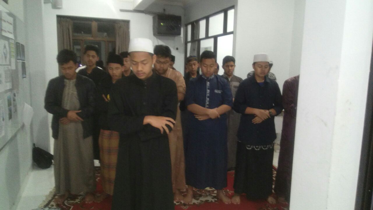 QIYAMULLAIL BERJAMAAH DI ASRAMA THOLIB
